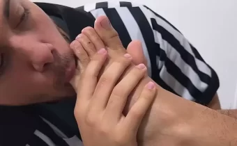 Watch porn video Latino jock Luca R feet and toe worshiped by gay Dan Edwards